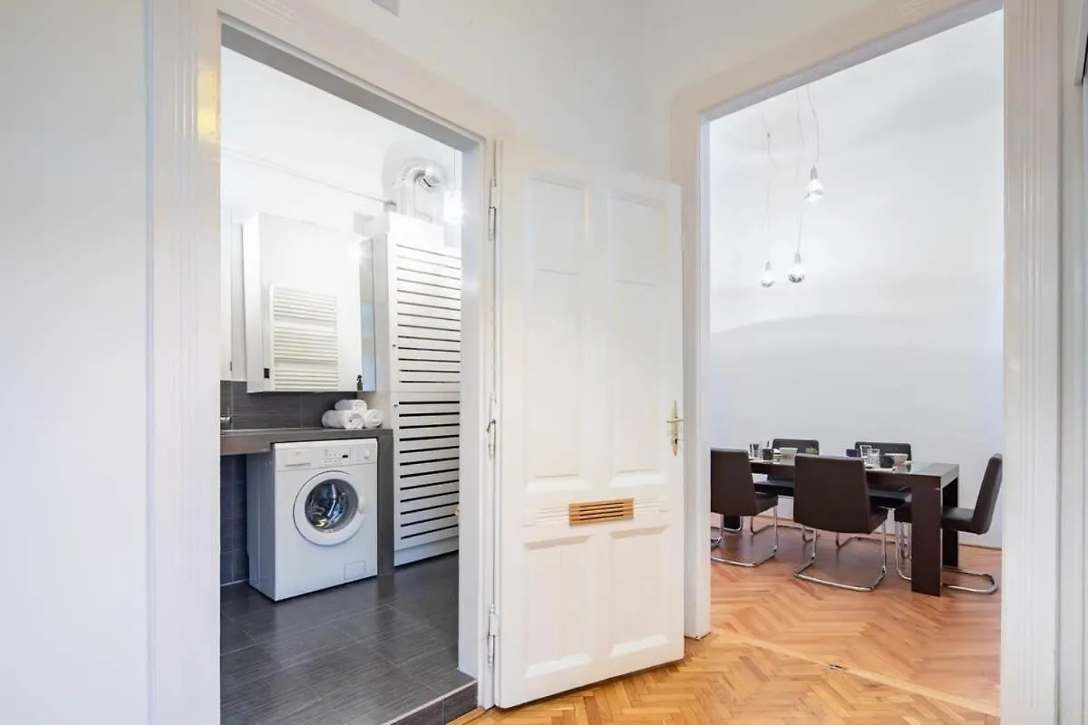 Super Large - Super Comfy With Balcony Apartment Budapest