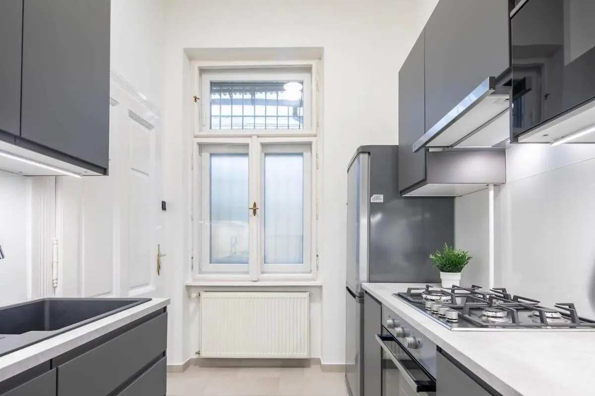 Super Large - Super Comfy With Balcony Apartment Budapest