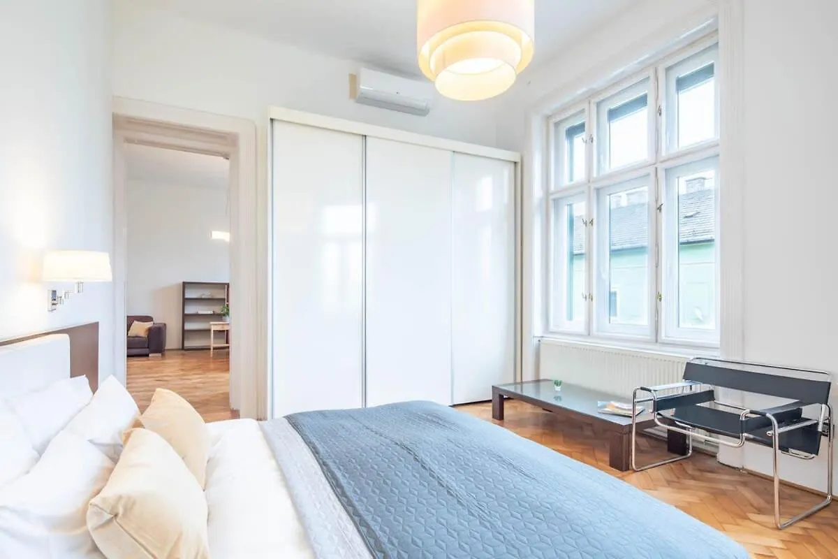 Super Large - Super Comfy With Balcony Apartment Budapest Hungary