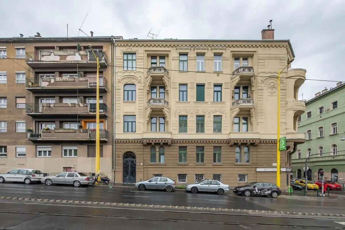 Super Large - Super Comfy With Balcony Apartment Budapest Hungary