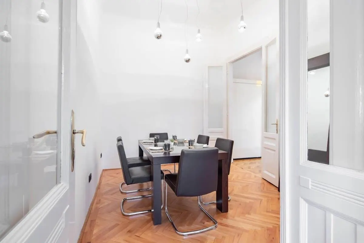 Super Large - Super Comfy With Balcony Apartment Budapest