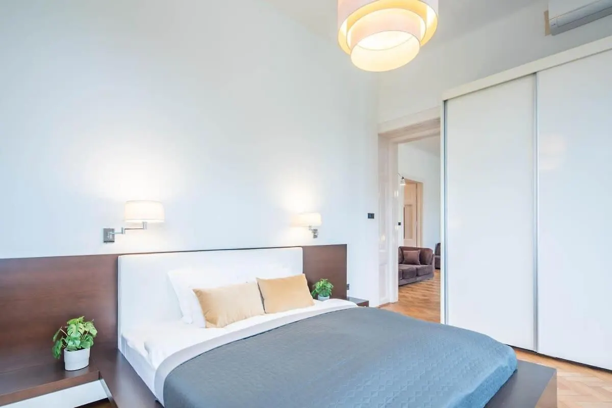 Super Large - Super Comfy With Balcony Apartment Budapest