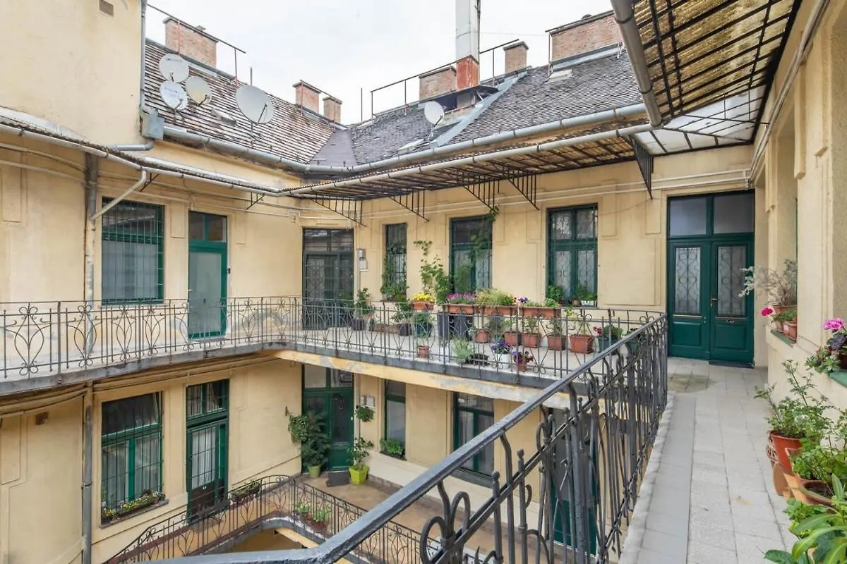 Super Large - Super Comfy With Balcony Apartment Budapest