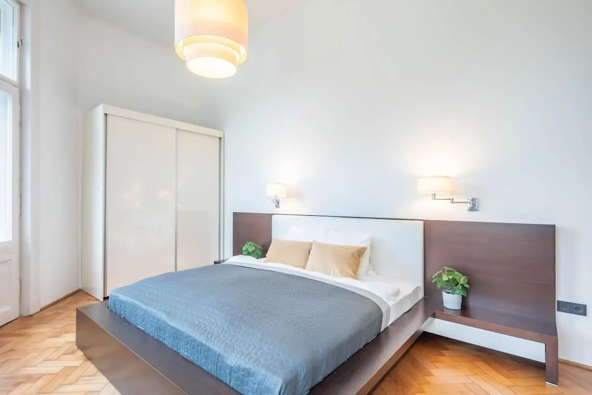 Super Large - Super Comfy With Balcony Apartment Budapest