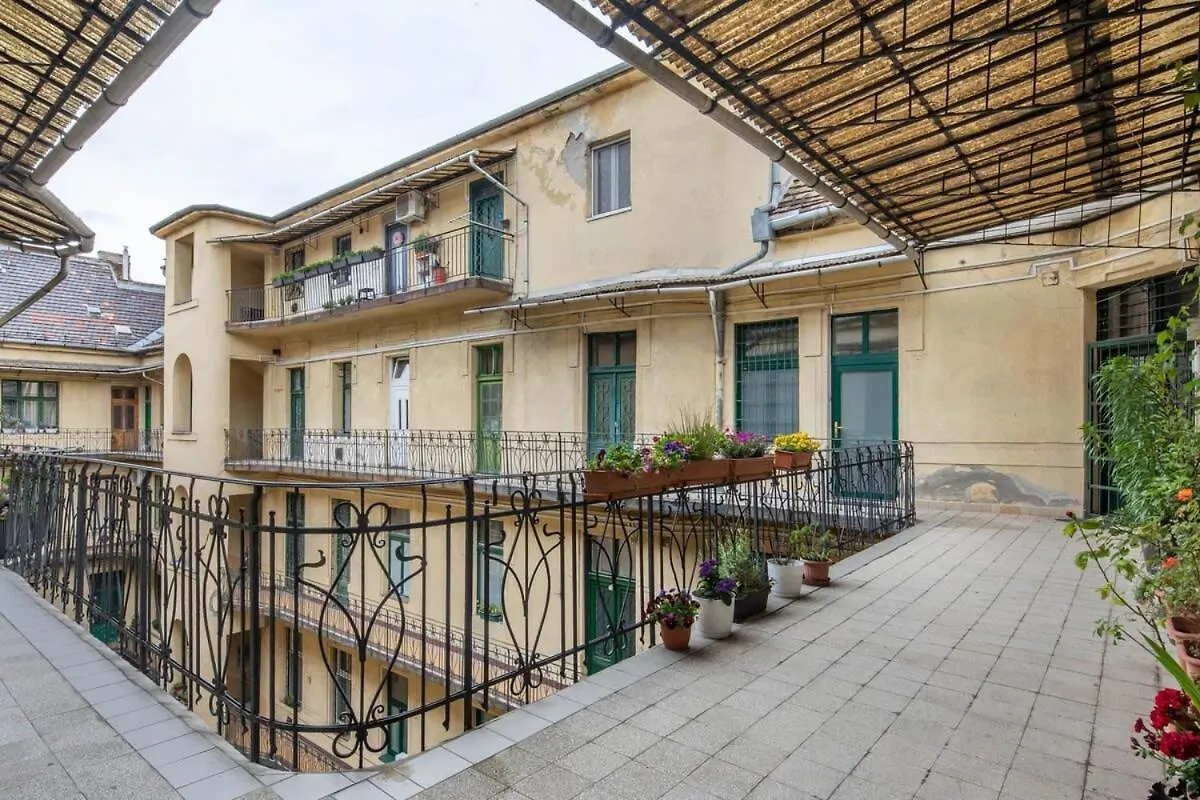 Super Large - Super Comfy With Balcony Apartment Budapest