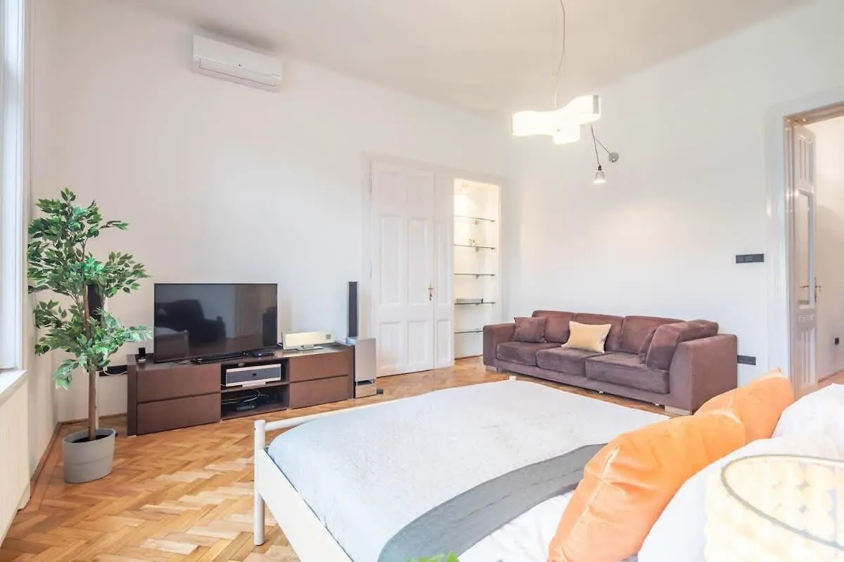 Super Large - Super Comfy With Balcony Apartment Budapest Hungary