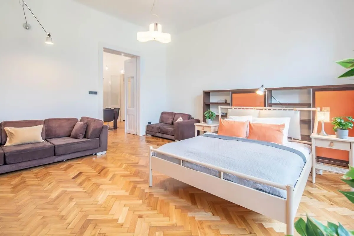 Super Large - Super Comfy With Balcony Apartment Budapest Hungary