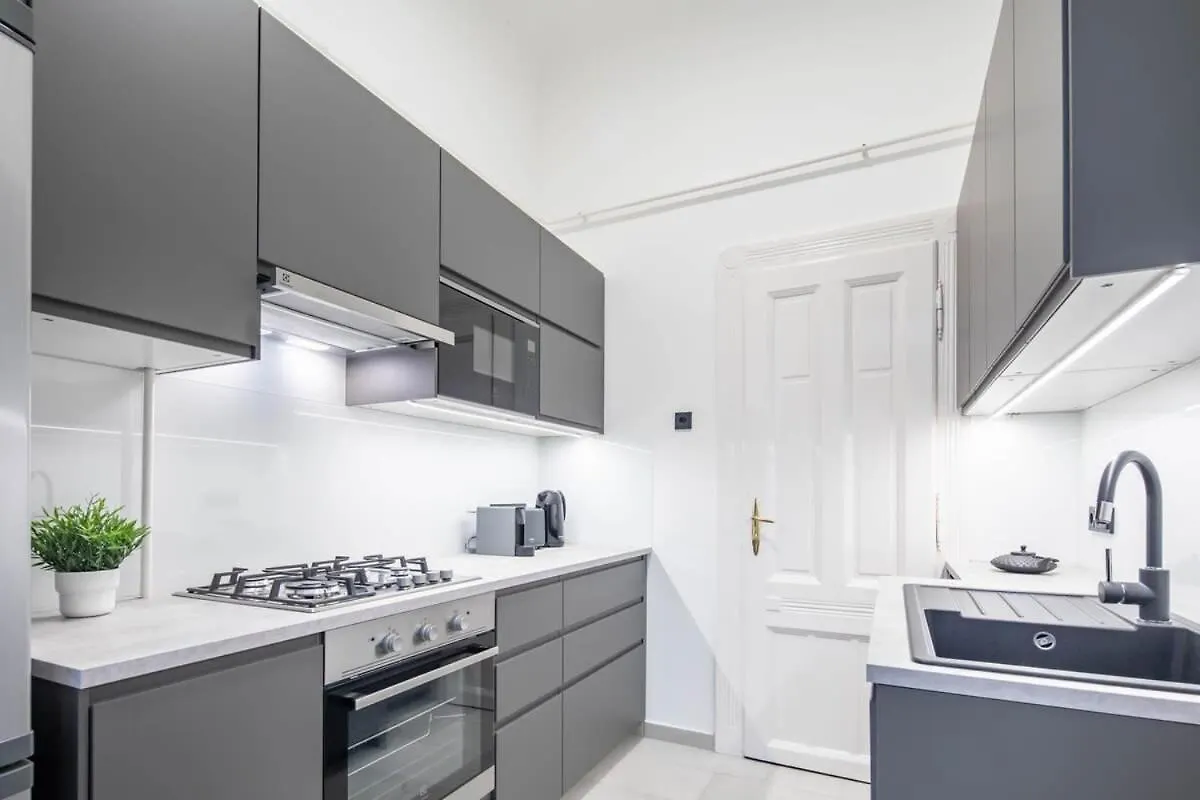 Super Large - Super Comfy With Balcony Apartment Budapest