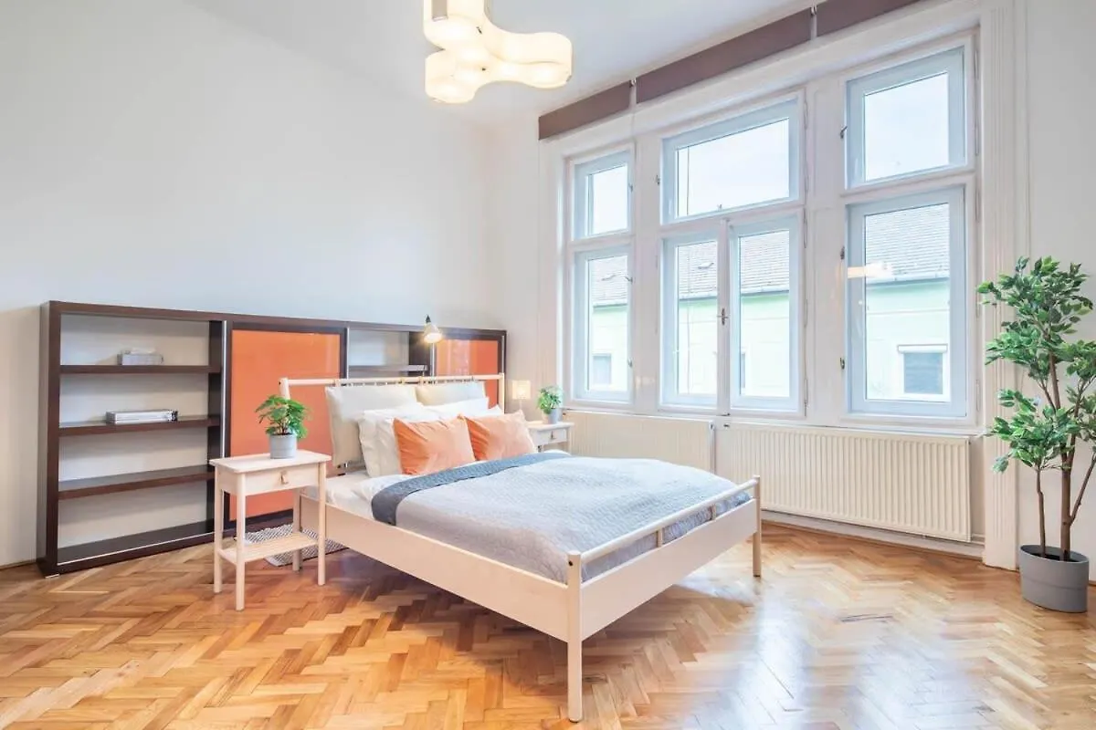 Super Large - Super Comfy With Balcony Apartment Budapest
