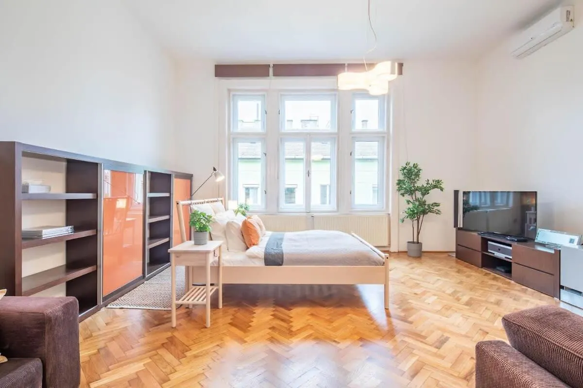Super Large - Super Comfy With Balcony Lejlighed Budapest