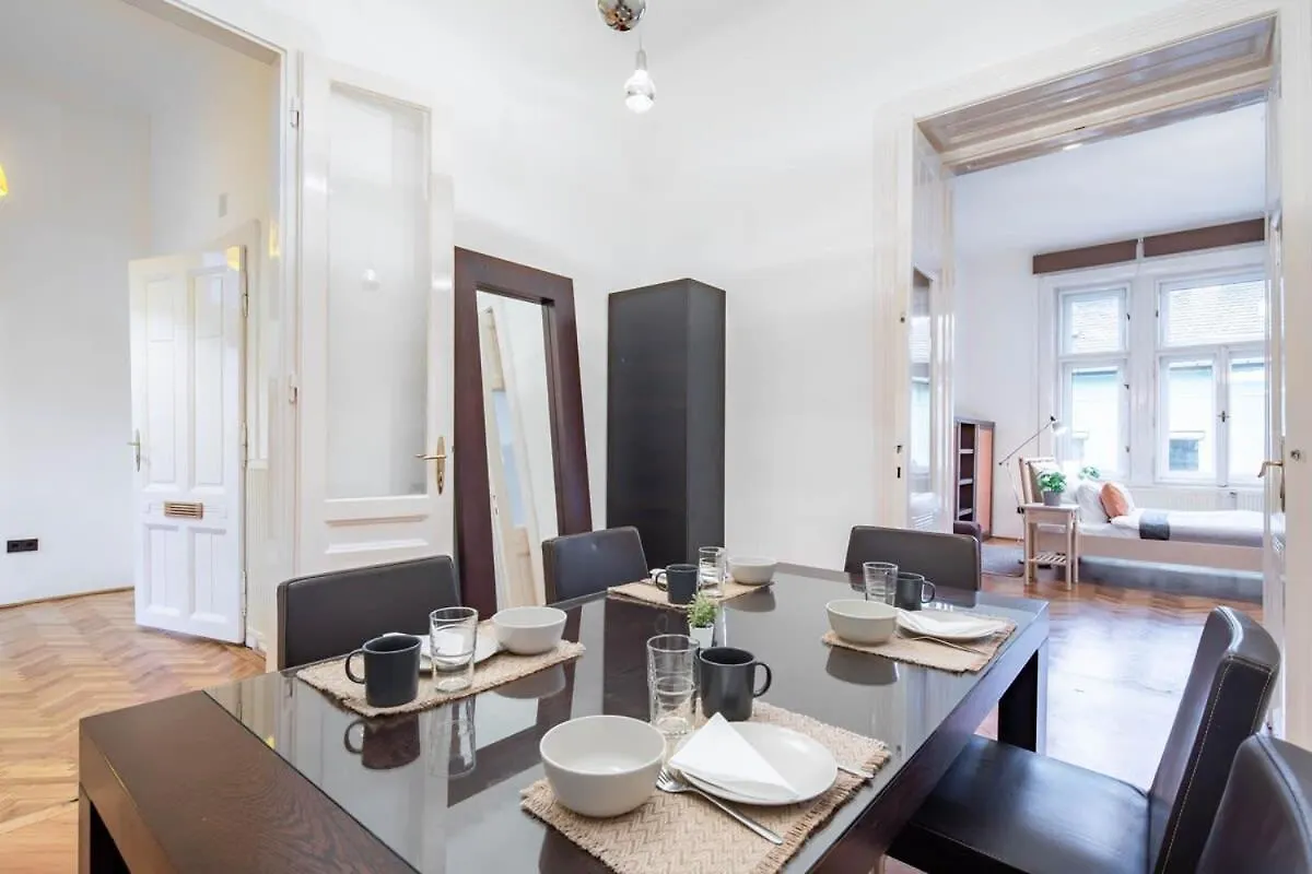 Super Large - Super Comfy With Balcony Lejlighed Budapest Ungarn